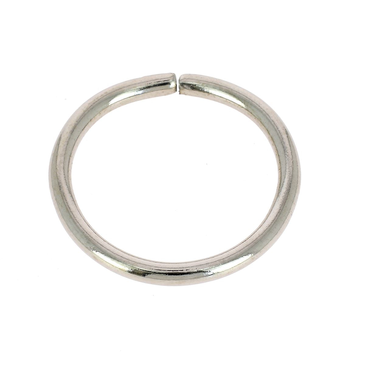 Anneau rond en acier nickelé, bouclerie métallique pour bijoux ou artisanat, image claire montrant la finition et la forme ronde.