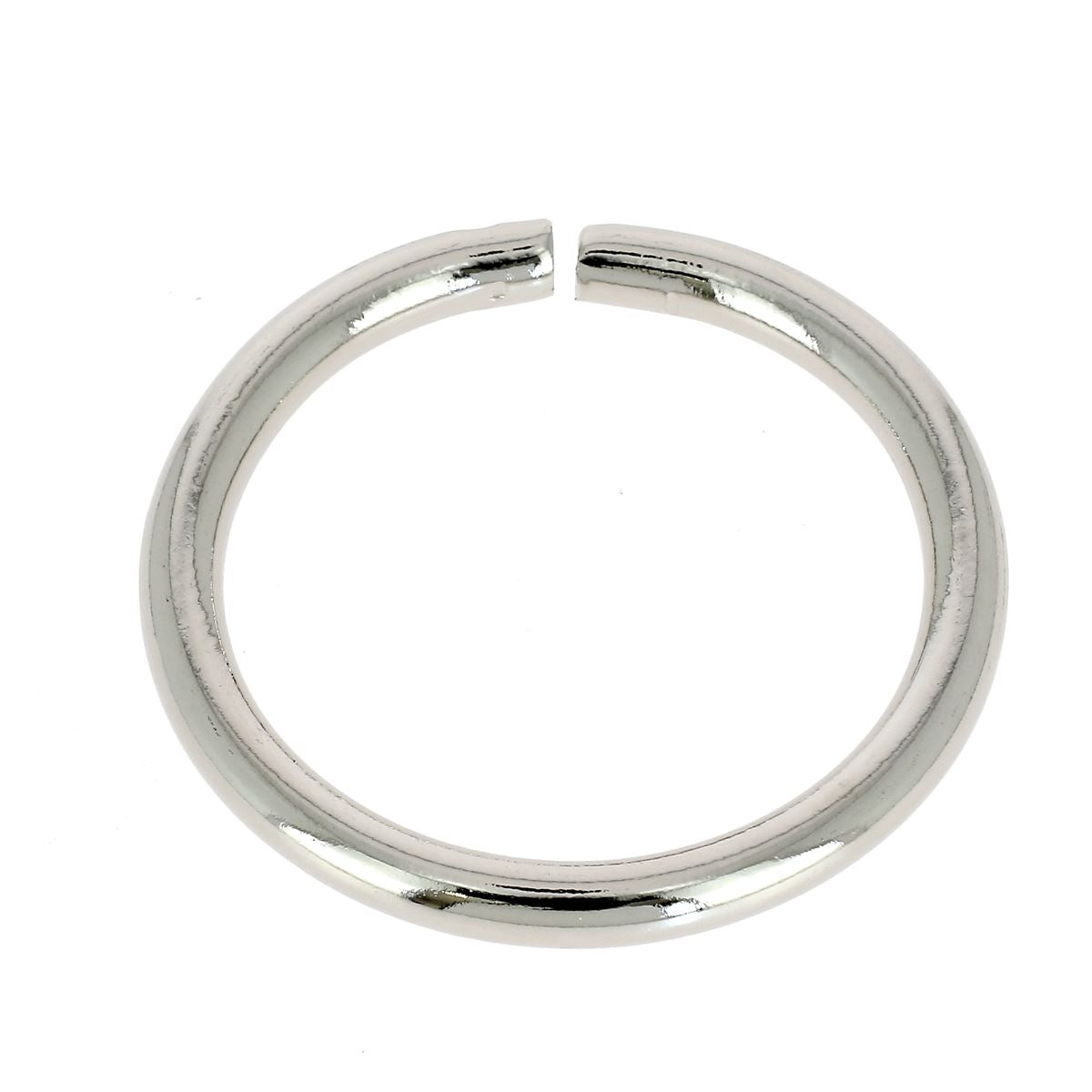 Anneau rond en acier nickelé, bouclerie robuste pour bijoux ou travaux de couture, image claire de la fixation métallique.