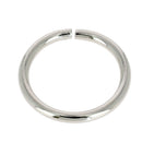 Anneau rond en acier nickelé, bouclerie robuste pour bijoux ou travaux de couture, image claire de la fixation métallique.
