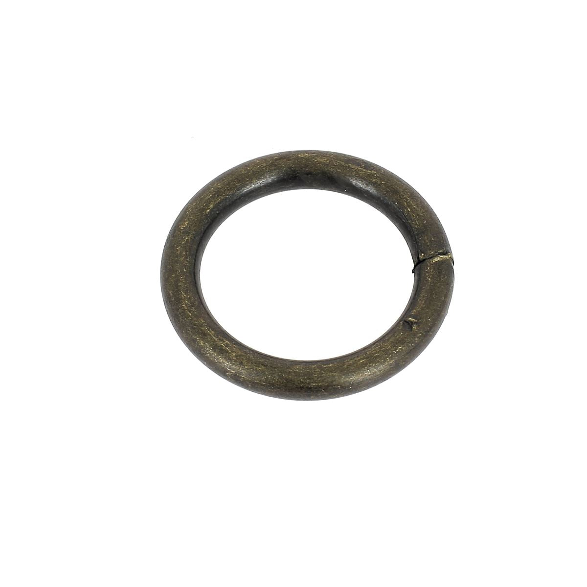 Anneau rond soudé en acier avec finition laiton vieilli, accessoire de bouclerie robuste et vintage.