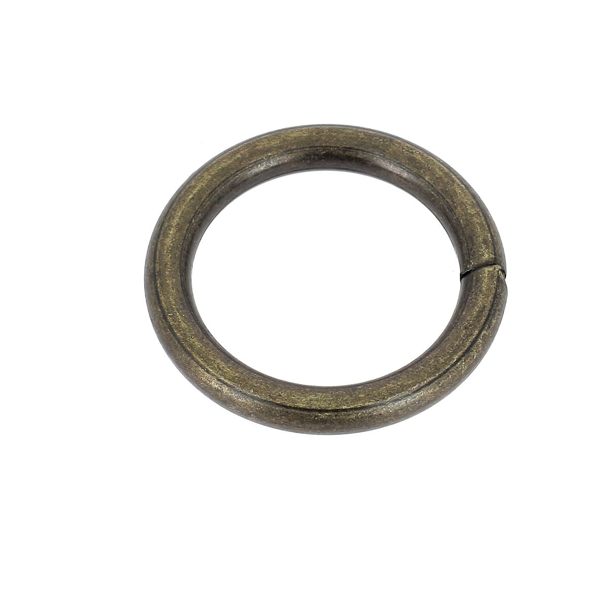 Anneau rond en acier avec finition laiton vieilli, bouclerie soudée pour artisanat ou décoration, image montrant la surface texturée.