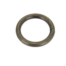 Anneau rond en acier avec finition laiton vieilli, bouclerie soudée pour artisanat ou décoration, image montrant la surface texturée.