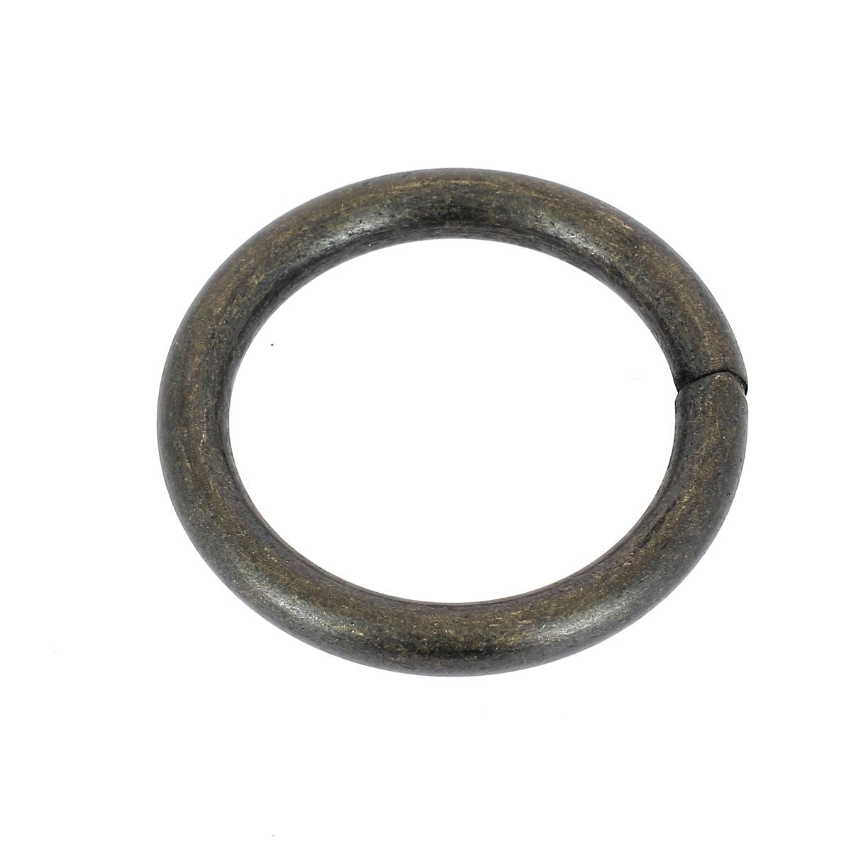 Anneau rond soudé en acier avec finition en laiton vieilli, utilisé en bouclerie, illustration de produit en image.