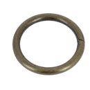 Anneau rond soudé en acier avec finition laiton vieilli, bouclerie robuste pour créations artisanales.
