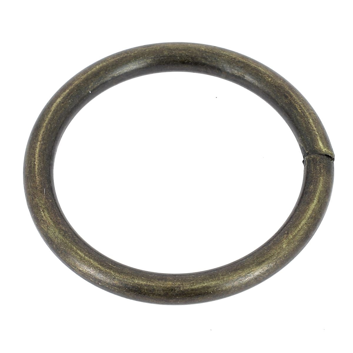 Anneau rond soudé en acier et laiton vieilli, pièce de bouclerie robuste et décorative, vue détaillée de l'anneau.