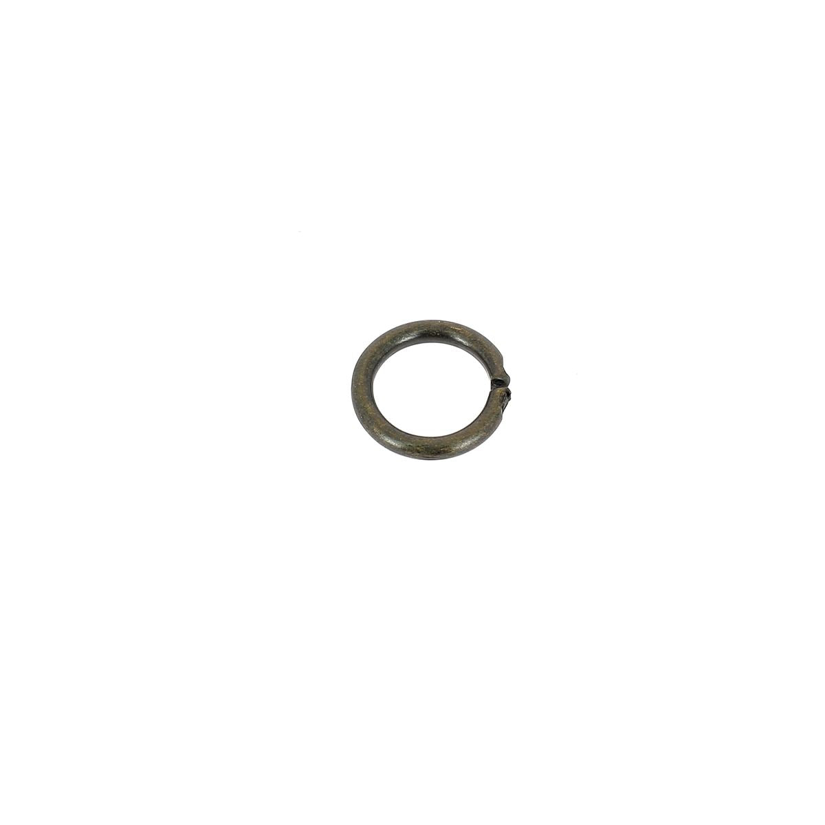 Anneau rond en acier et laiton vieilli, bouclerie artisanale pour bijoux ou création, visible en détail dans l'image.