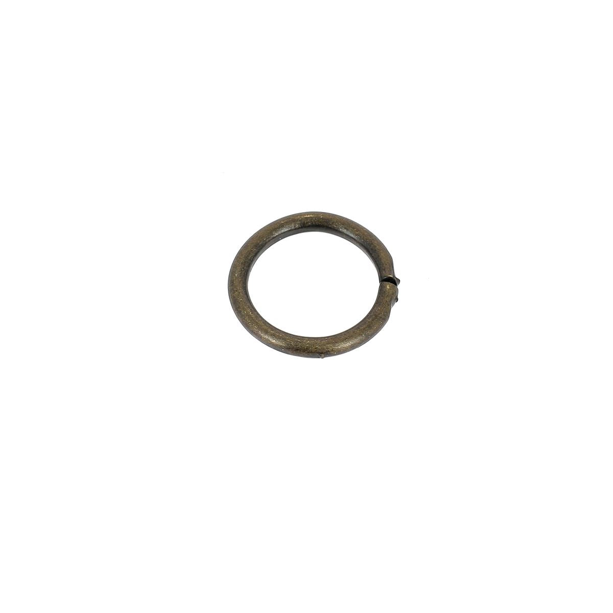 Anneau rond en acier avec finition laiton vieilli, bijouterie, bouclerie artisanale, image montrant la texture et la couleur du métal