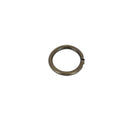 Anneau rond en acier avec finition laiton vieilli, bijouterie, bouclerie artisanale, image montrant la texture et la couleur du métal