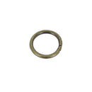 Anneau rond en acier avec finition laiton vieilli, bouclerie de style vintage pour bijoux ou décoration.