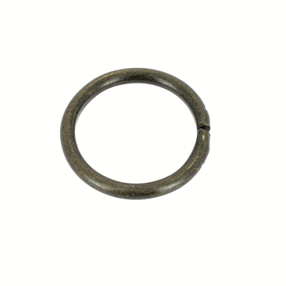 Anneau rond en acier et laiton vieilli, pièce de bouclerie artisanale, visible avec une finition patinée et texturée.