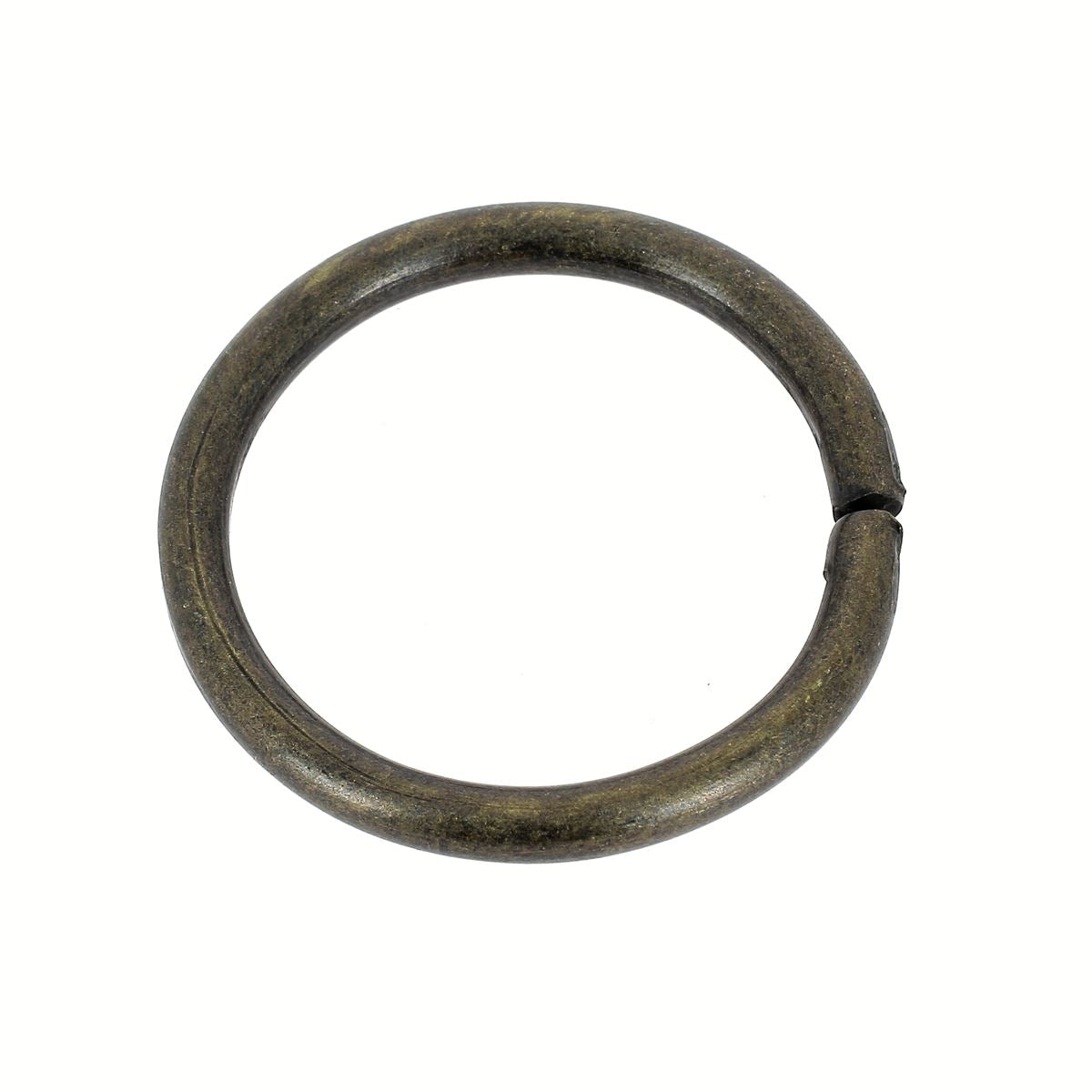 Anneau rond en acier et laiton vieilli, bouclerie artisanale pour bijoux ou décoration, image montrant la texture et la finition.