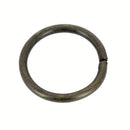 Anneau rond en acier et laiton vieilli, bouclerie artisanale pour bijoux ou décoration, image montrant la texture et la finition.