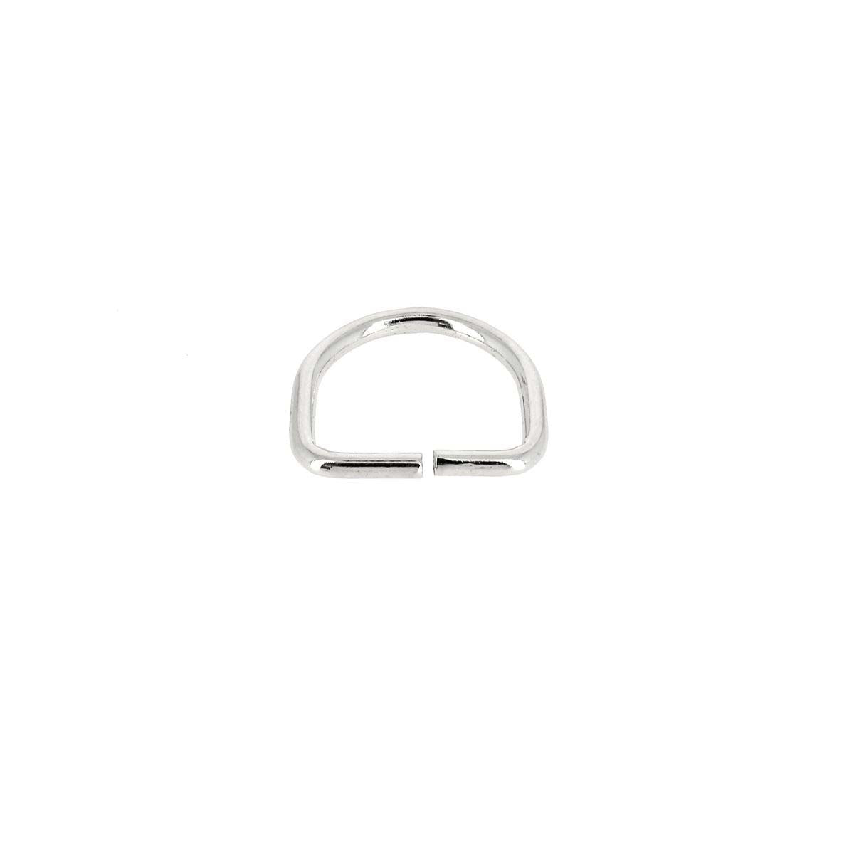 Anneau demi-rond en acier nickelé, bouclerie de 18 mm pour bijoux ou travaux de couture, posé sur une surface claire.