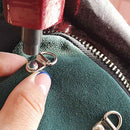 Anneau passe-lacet à riveter en bouclerie, utilisé pour fixer ou renforcer les lacets ou cordons.