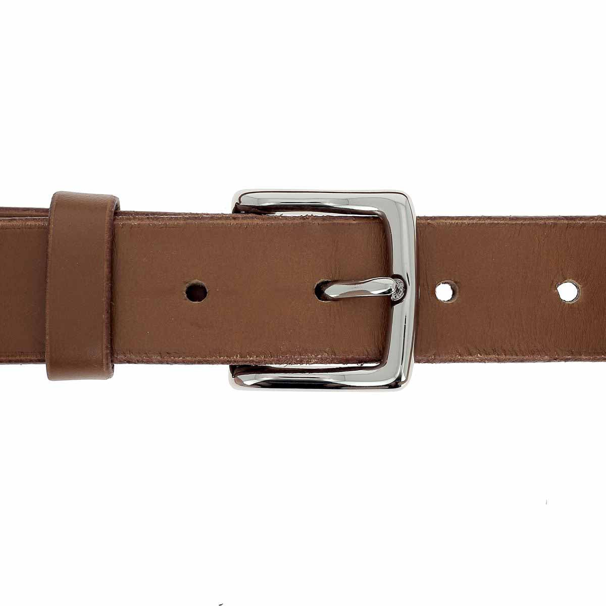 Boucle de ceinture en laiton massif de la marque AKA, finition élégante, visible avec détails de la boucle en laiton.