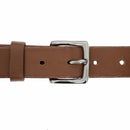 Boucle de ceinture en laiton massif de la marque AKA, finition élégante, visible avec détails de la boucle en laiton.