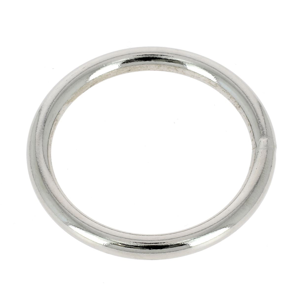 Anneau rond moulé en laiton nickelé, accessoire de bouclerie en métal, visible en image.