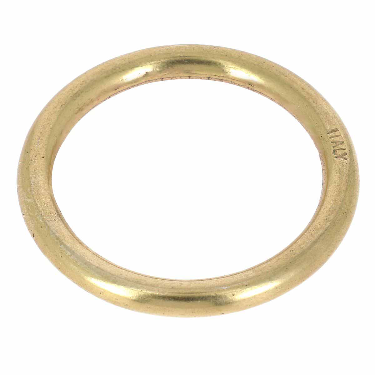 Anneau rond moulé en laiton, bouclerie artisanale italienne, finition lisse, image montrant le détail du produit en laiton.