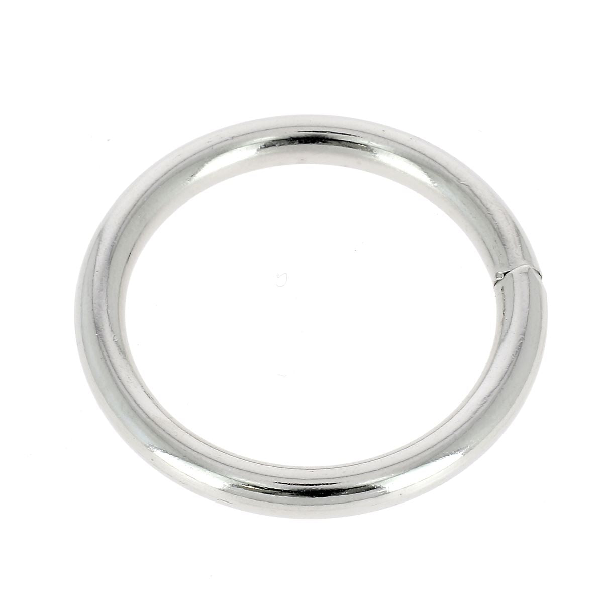 Anneau rond soudé en acier nickelé, bouclerie avec fil épais pour assemblage ou fabrication artisanale.