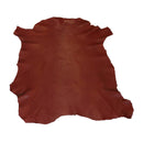 Peau entière de cuir de basane marron brique, finition aniline, vue détaillée du cuir de haute qualité.