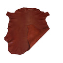 Peau entière de cuir de basane marron brique, aspect aniline, pour confection ou artisanat, vue détaillée et texture visible.