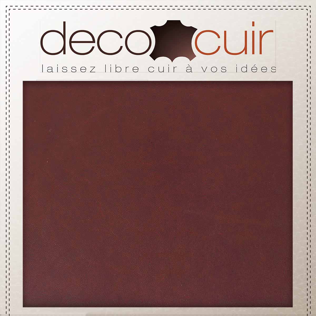 Peau entière de cuir de basane acajou, finition aniline, pour projets de maroquinerie ou décoration, vue claire de la surface.