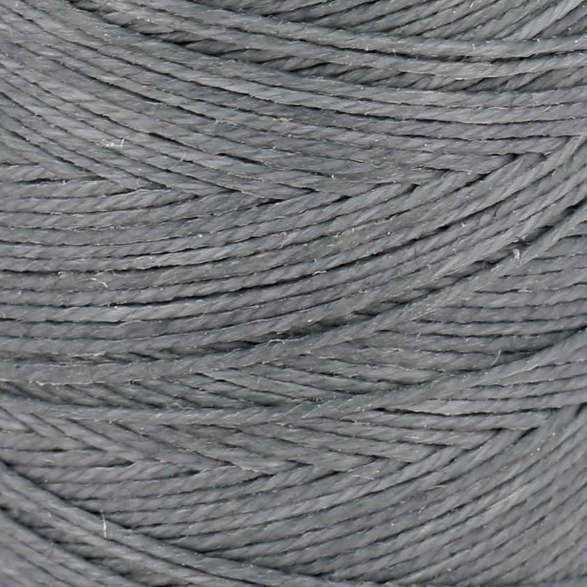 Bobine de fil de lin poissé gris clair de la marque Campbell's, mercerie pour couture et broderie, vue de près.