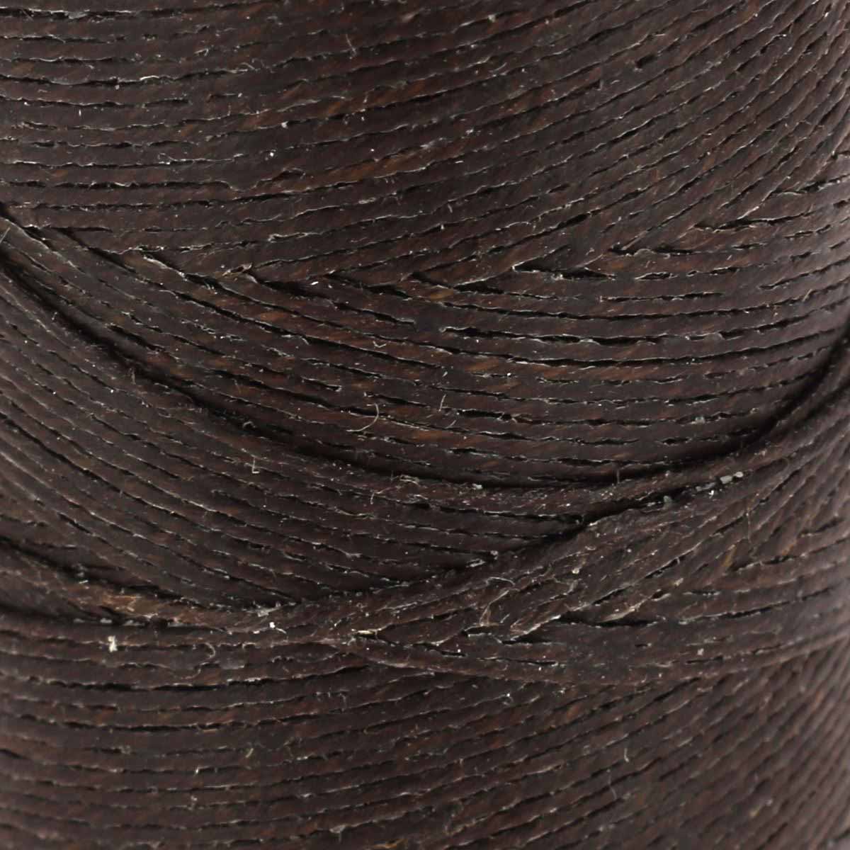 Bobine de fil de lin poissé Campbell's couleur chocolat, mercerie, vue de près avec fil marron.