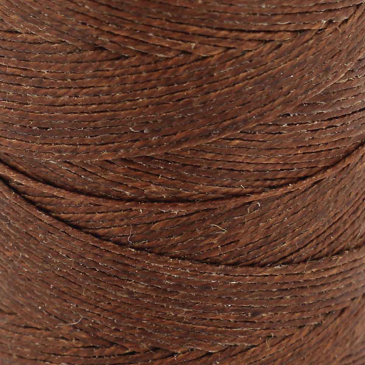 Bobine de fil de lin poissé marron noix de la marque Campbell's, vue en gros plan sur la mercerie.