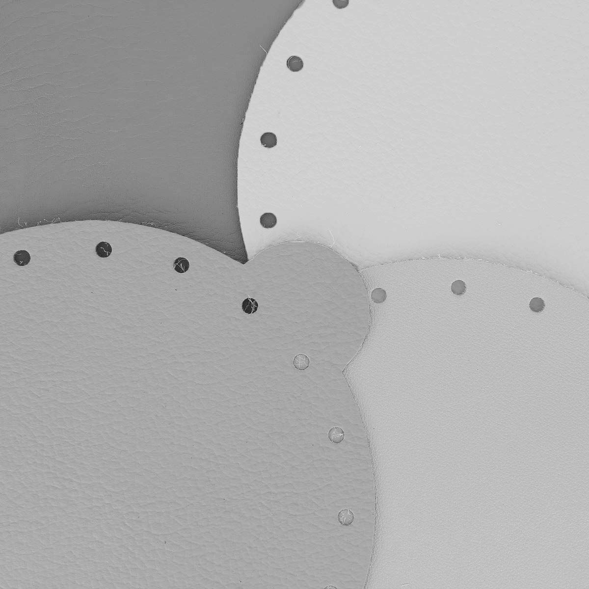 Découpe en cuir gris pour bourse, outil de découpe de marque Deco Cuir, visible dans l’image.