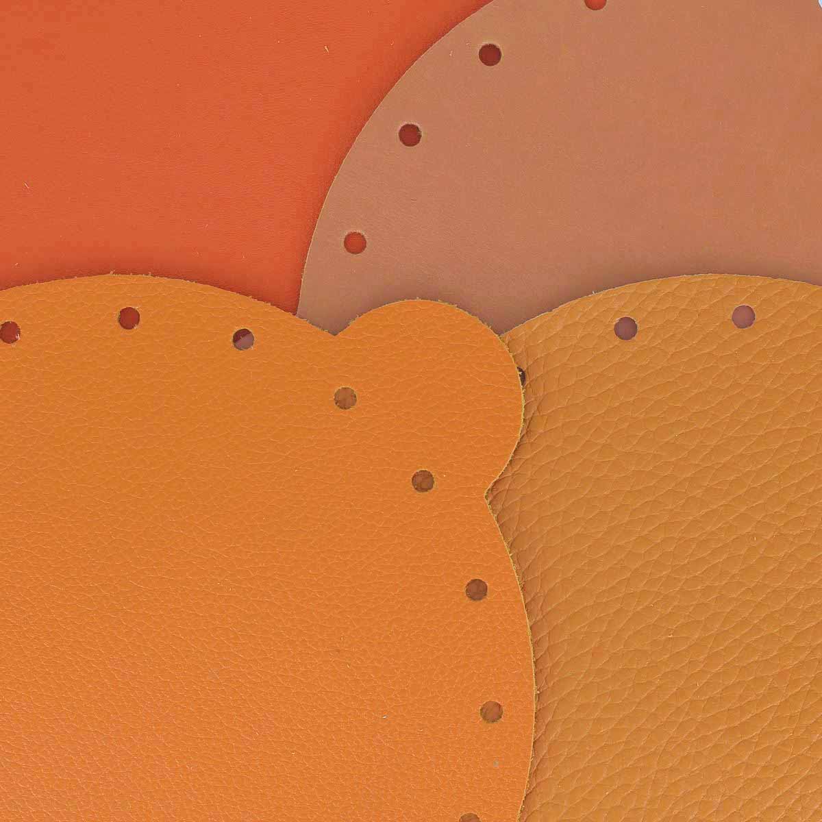 Découpe en cuir orange pour bourse, fabriquée par Deco Cuir, montrant la texture et la forme de la pièce.