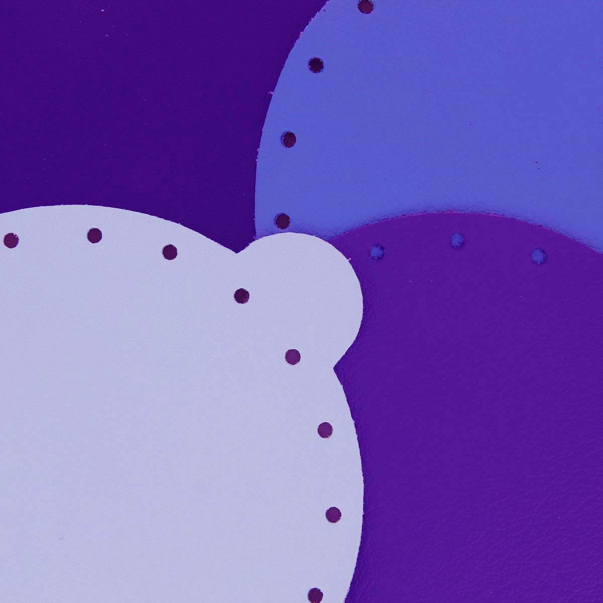 Découpe en cuir violette pour bourse, fabriquée par Deco Cuir, montrée sur une bourse en cuir violet.