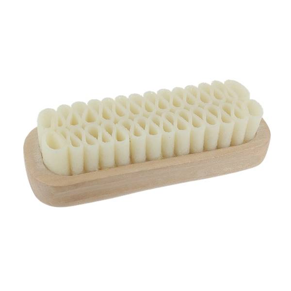 Brosse en crêpe naturelle pour l'entretien du cuir, avec poils souples et poignée en bois, idéale pour nettoyer et préserver le cuir.