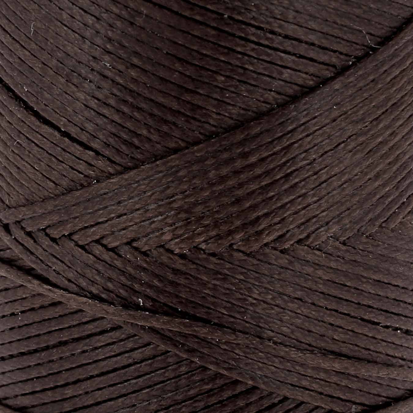 Bobine de 100m de fil polyester tressé et ciré marron, mercerie, diamètre 0,8mm, image montrant la bobine en fil brun.