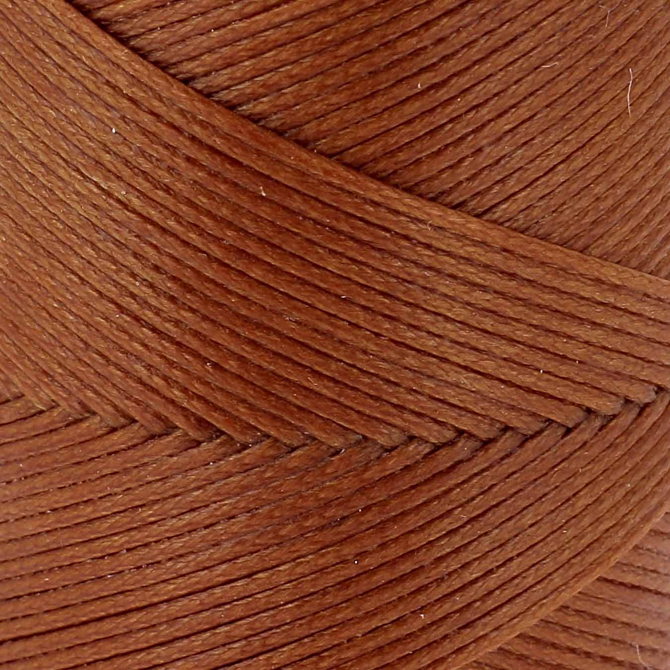 Bobine de 100m de fil polyester tressé et ciré de 0,8mm de couleur rouille, utilisé en mercerie, vue de face.