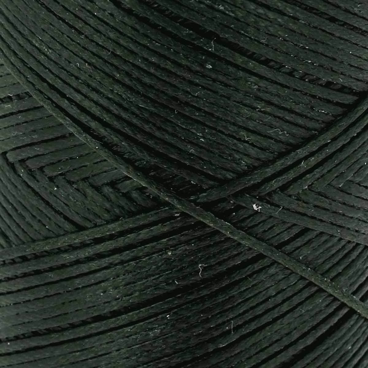 Bobine de 100m de fil polyester tressé et ciré vert foncé, diamètre 0,8mm, pour mercerie, vue de la bobine sur la photo.