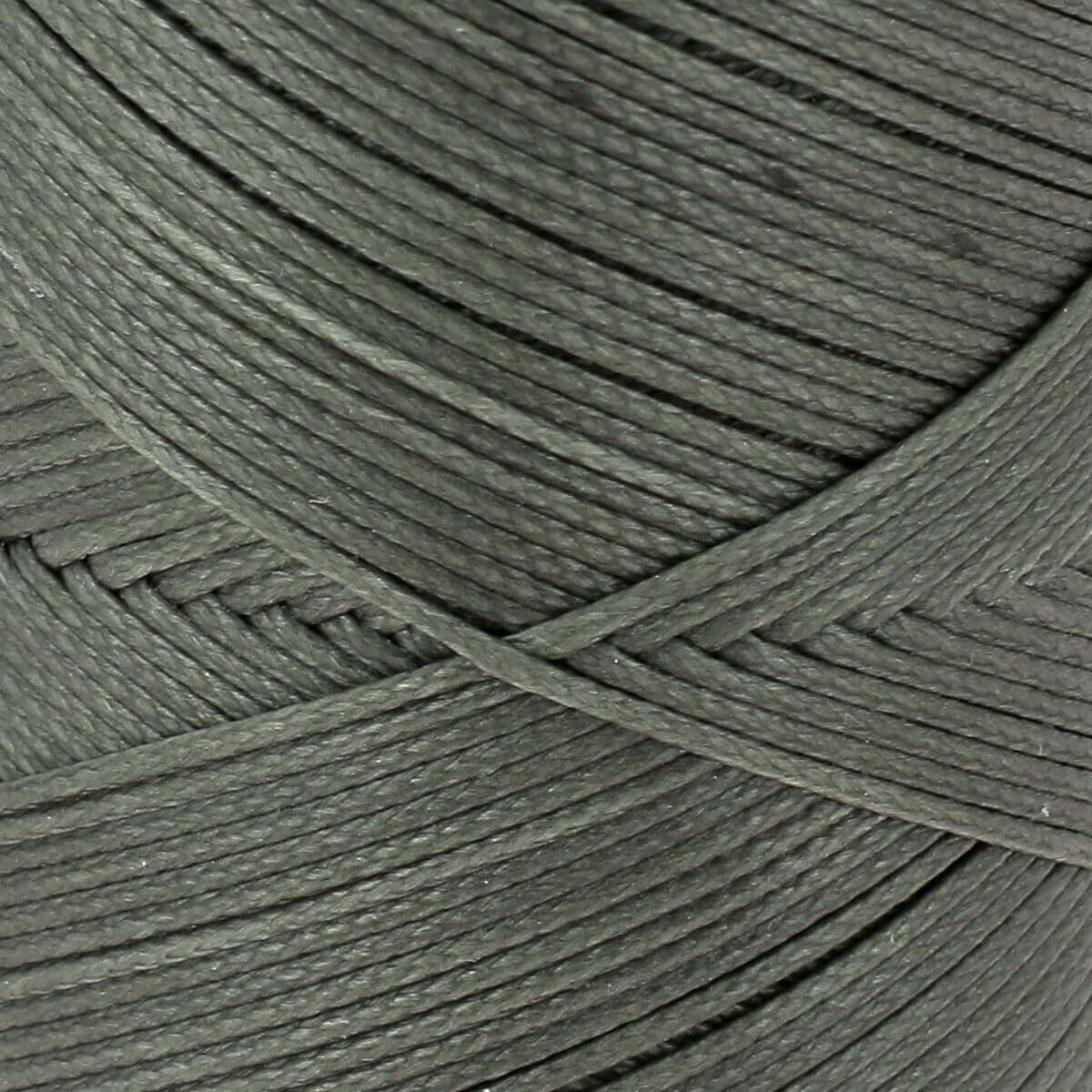 Bobine de 100m de fil polyester tressé et ciré gris, diamètre 0,8mm, pour travaux de mercerie et couture.
