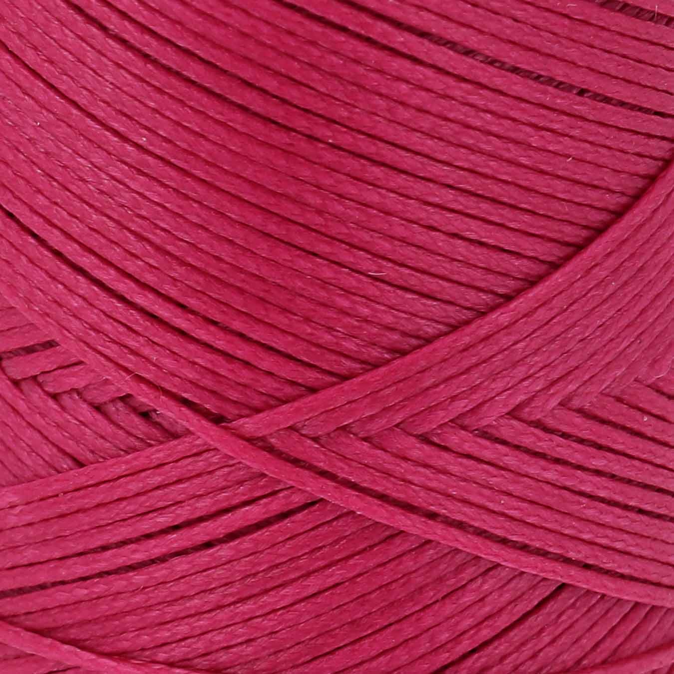 Bobine de 100m de fil polyester tressé et ciré rose fuchsia, diam 0,8mm, pour mercerie, vue de près