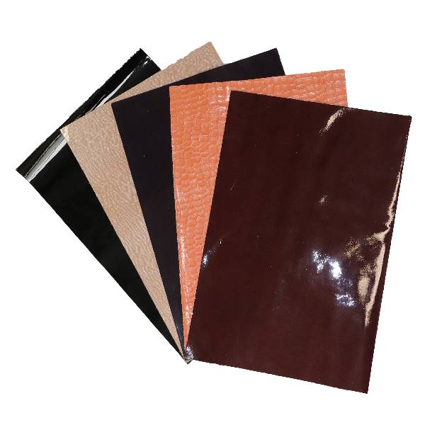 Lot surprise de morceaux de cuir verni divers de la marque Deco Cuir, en format 20x30 cm, parfait pour projets créatifs.
