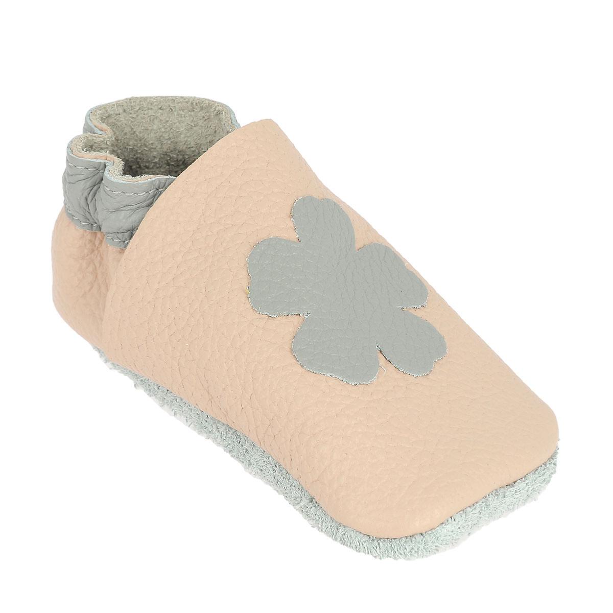 Kit de chaussons en cuir pour bébé avec motif de fleur, couleur rose pastel et gris souris, par Deco Cuir.