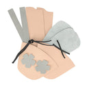 Kit de chaussons en cuir pour bébé avec fleur, rose pastel et gris souris, création DIY Deco Cuir, vue rapprochée
