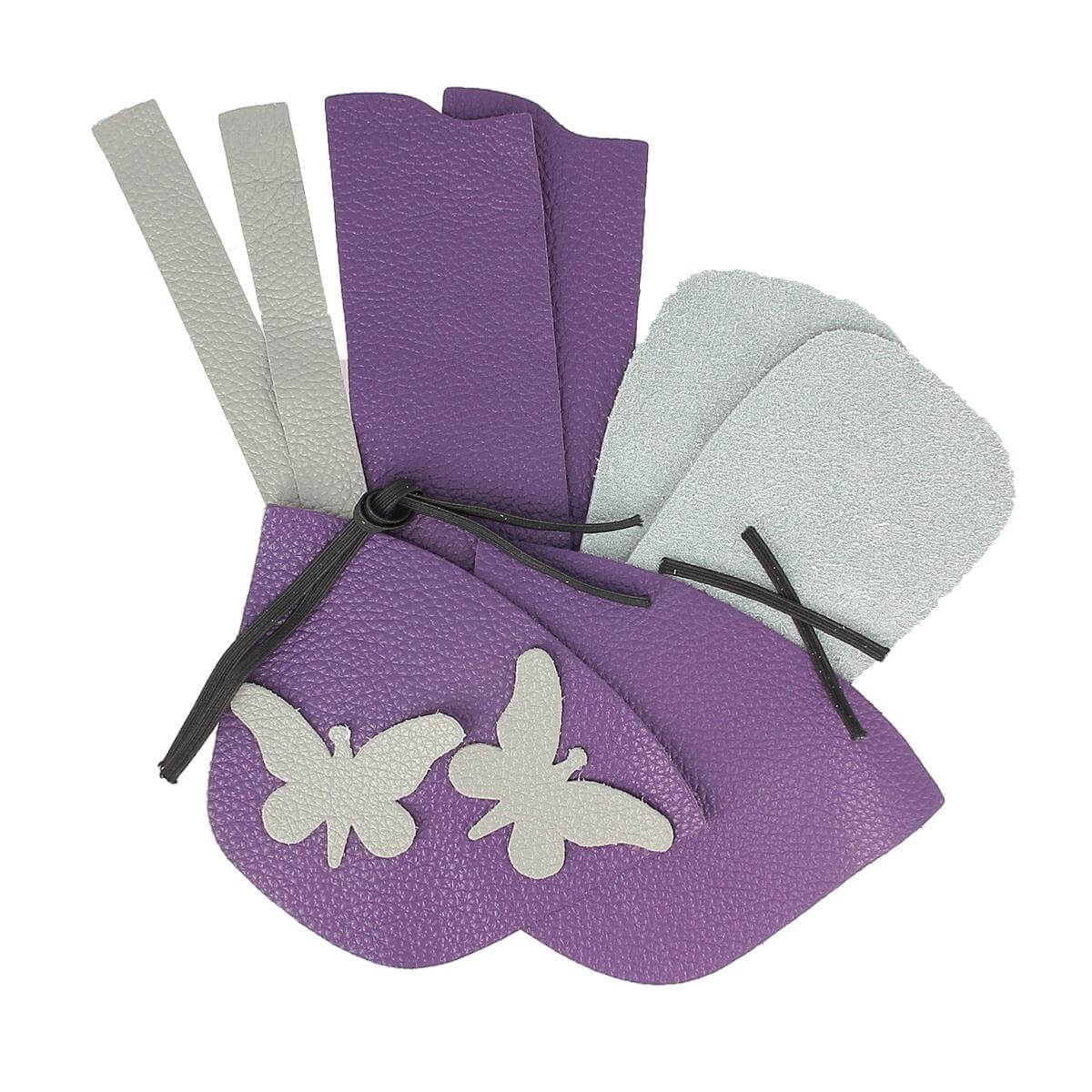 Kit de chaussons en cuir pour bébé avec papillon, violet et gris souris, comprenant matériaux et accessoires pour création DIY.