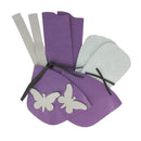 Kit de chaussons en cuir pour bébé avec papillon, violet et gris souris, comprenant matériaux et accessoires pour création DIY.