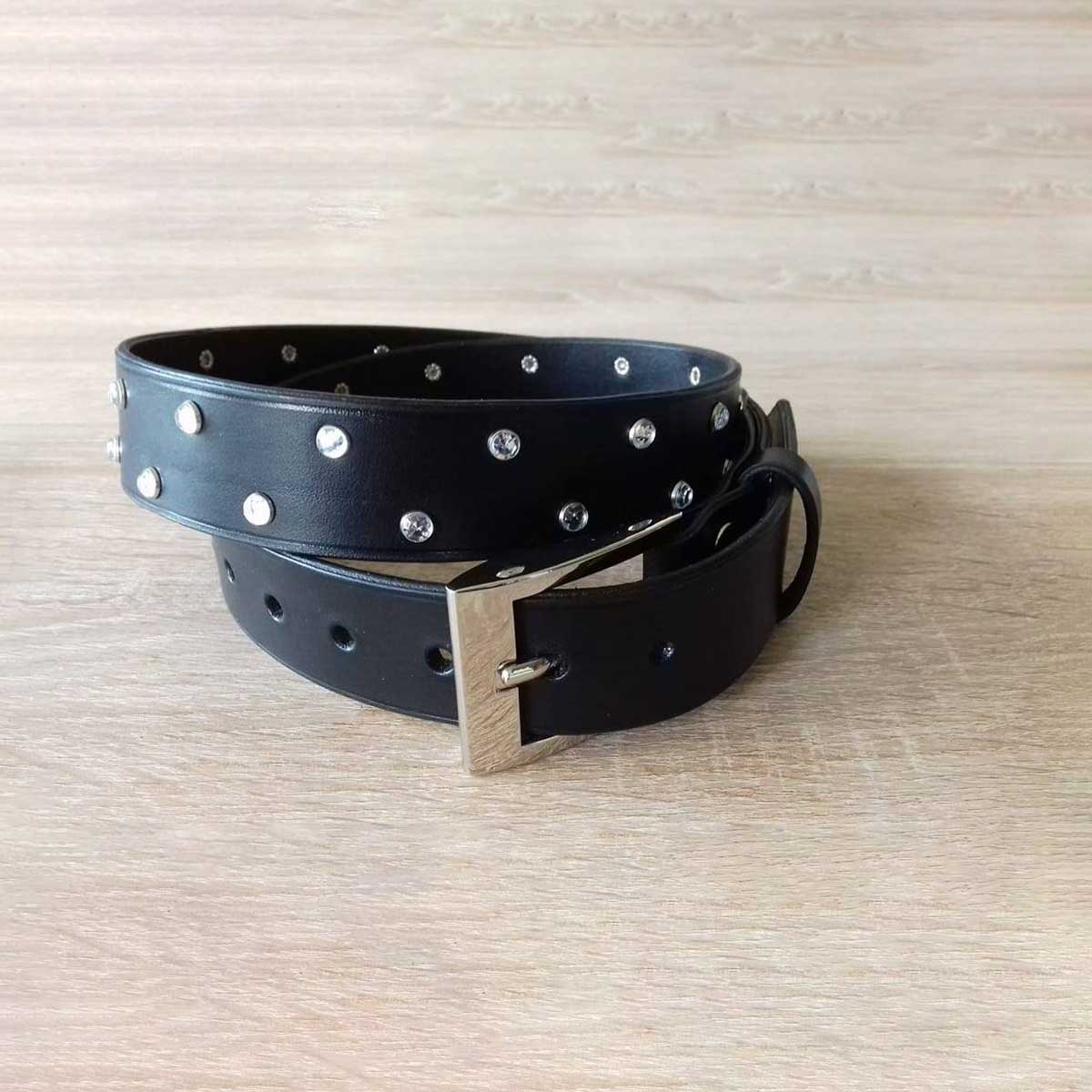 Ceinture en cuir avec rivets strass en cristal, accessoire mode élégant signé Deco Cuir.