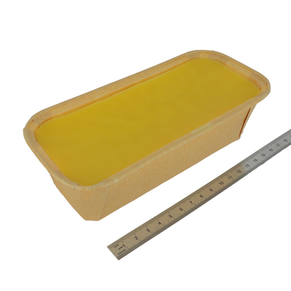 Cire d'abeille Deco Cuir de 400g pour la mercerie, en pot, visible en gros plan sur l'image.