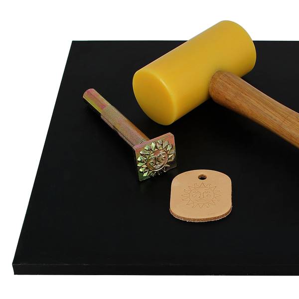 Découpe en cuir naturel pour porte-clés grande fleur, création de Deco Cuir, avec motif détaillé et finition précise.