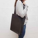 Lanière en cuir de croupon grainé tannage végétal marron foncé, pour sac cabas, fabriquée par Autres.