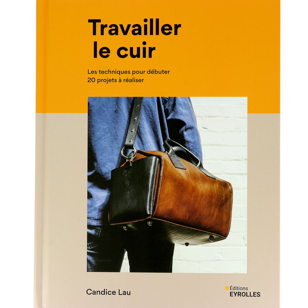 Livre "Travailler le cuir" de Candice Lau, édition Eyrolles, montrant la couverture avec des outils de maroquinerie.