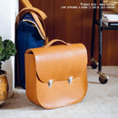 Fermeture de cartable TUCK de 21x30mm, accessoire pour couture en cuir, illustrée sur un livre de couture par Julie Kansara.