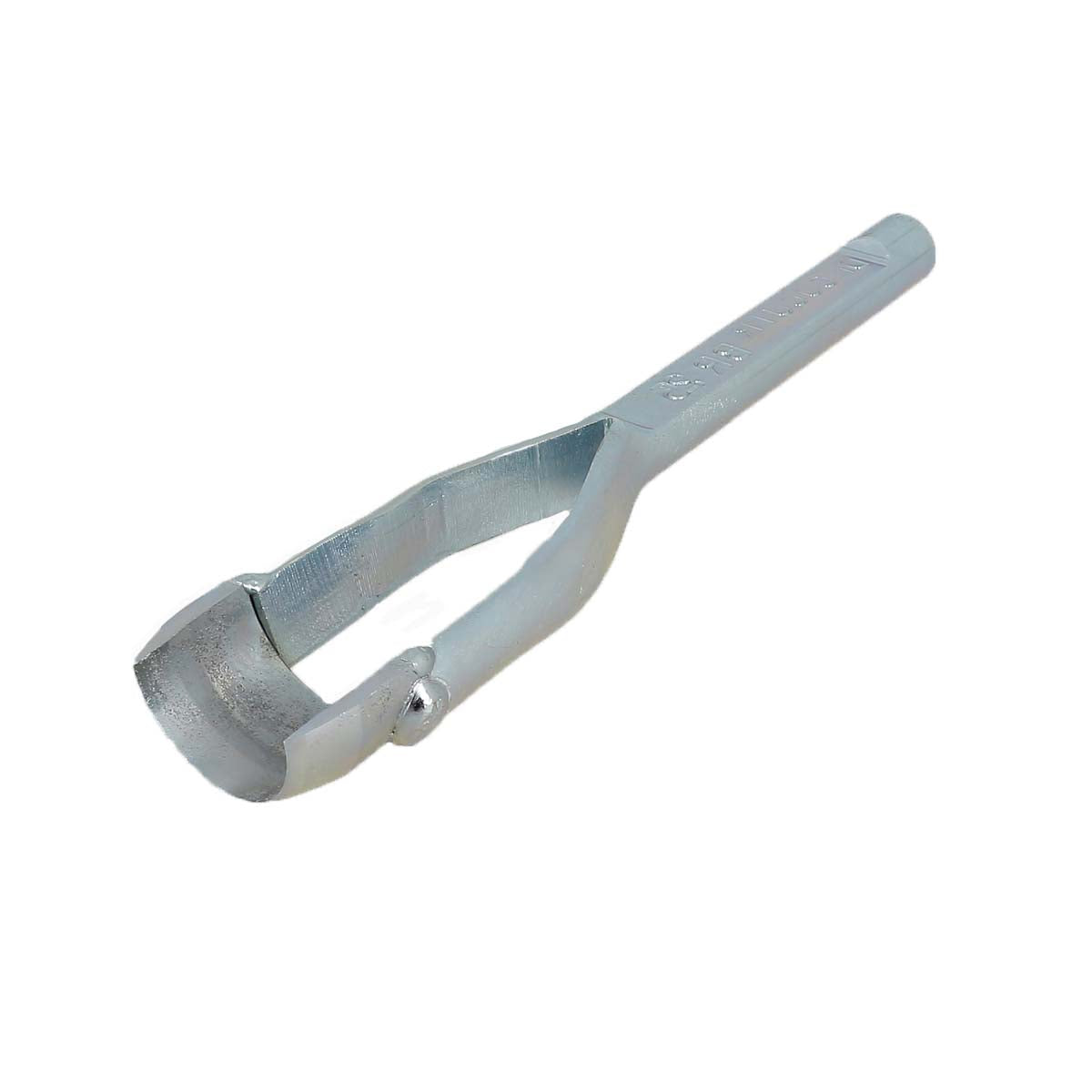 Emporte-pièce à frapper rond de Deco Cuir, outil en acier pour découpe de cuir, montré en gros plan sur la ceinture.